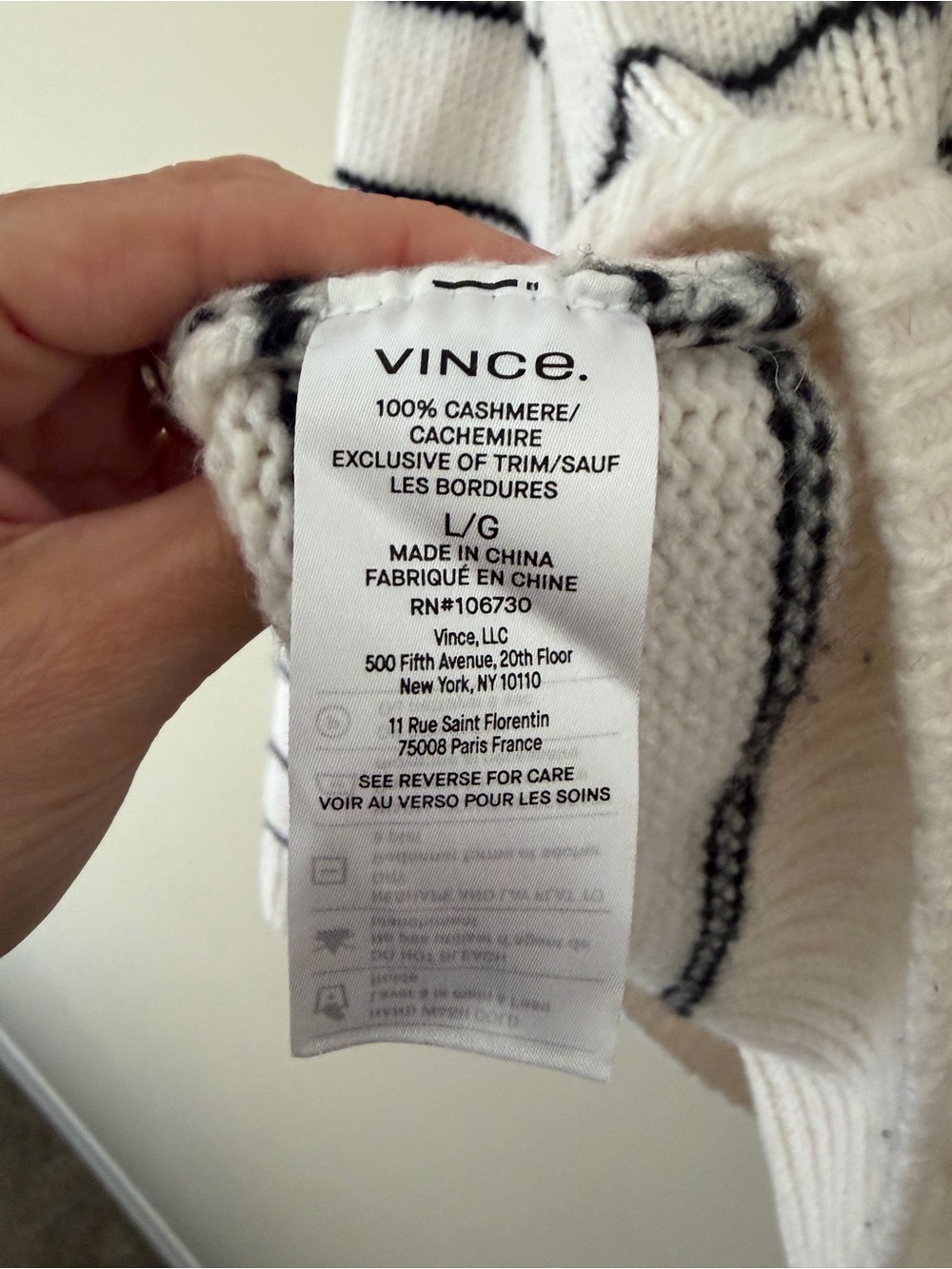 100% Cashmere Vince White Crewneck Sweater with Blue stripes - Picture 3 of 4